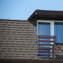 Zdjęcie jak wygląda gont Rancho Brąz na dachu budynku 6