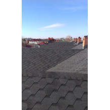 Zdjęcie jak wygląda gont Hexagonal Rock Czarny na dachu budynku 2